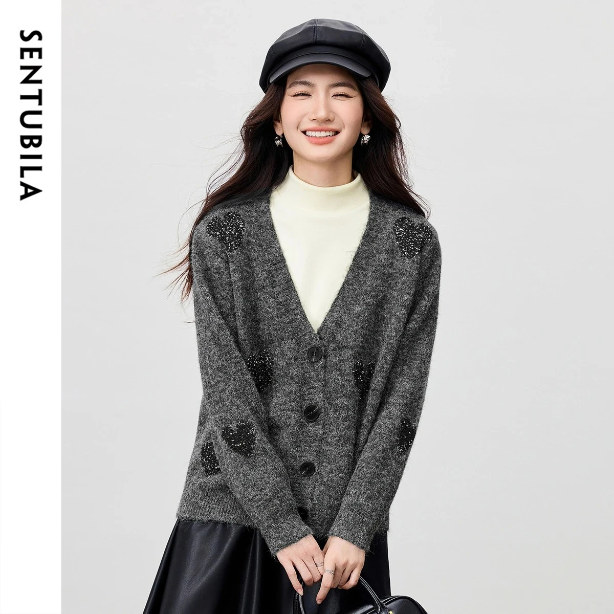 

SENTUBILA женский кардиган 2025, зимний эластичный свитер с v-образным вырезом и длинными рукавами, расшитый блестками сердце, теплая свободная верхняя одежда, вязаный топ W54WN3871