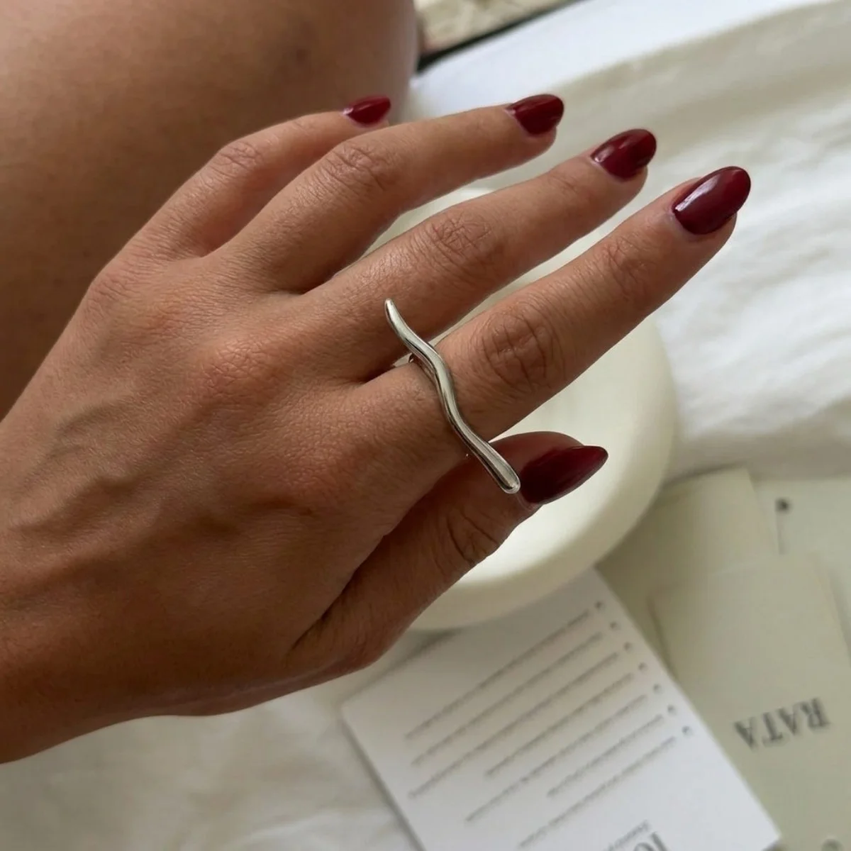 Minimalistische, lange, wellenförmige Fingerringe aus Edelstahl für Damen und Herren, trendiger, ästhetischer, winziger, schlangenförmiger, dünner Ring, Party-Schmuck. – Detail 10