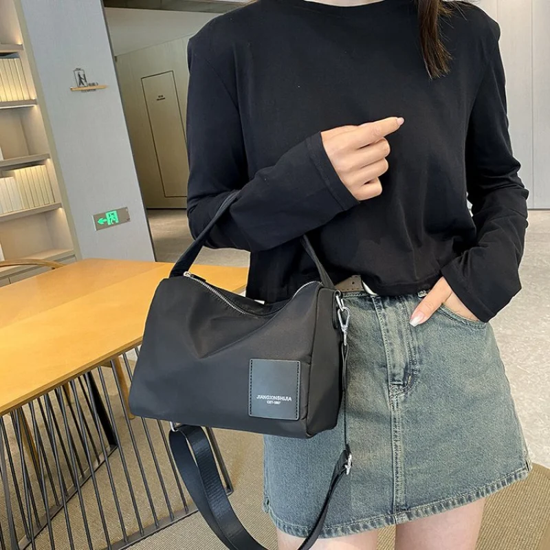 

Классическая женская сумка через плечо с кожаными ремнями, коллекция роскошных брендов, известный дизайнер, практическое использование