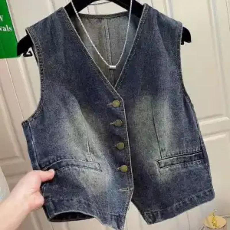 磨き上げられた白いVネックのおしゃれなデニムベストジャケット レディース 2025年新作 ノースリーブ 気質デザイン ニッチトップ