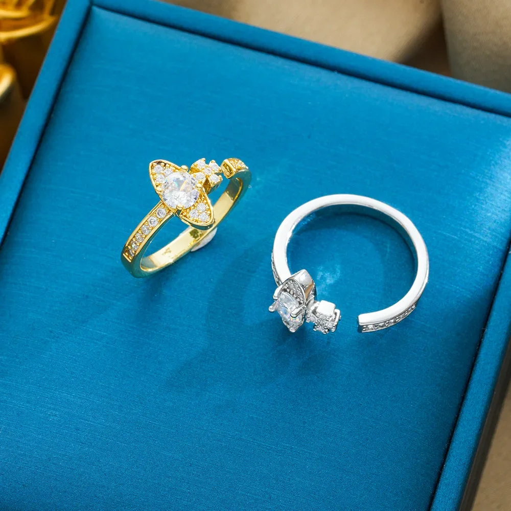 The stone three-dimensional saturn-shaped open ring exudes a sense of high-end fashion and light luxury