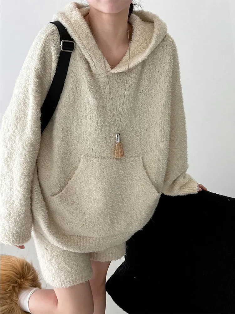 WHTREND 부드럽고 달콤한 따뜻한 울 후드 스웨터 + 반바지 가을 겨울 여성의 새로운 니트 캐주얼 세트 WH1606