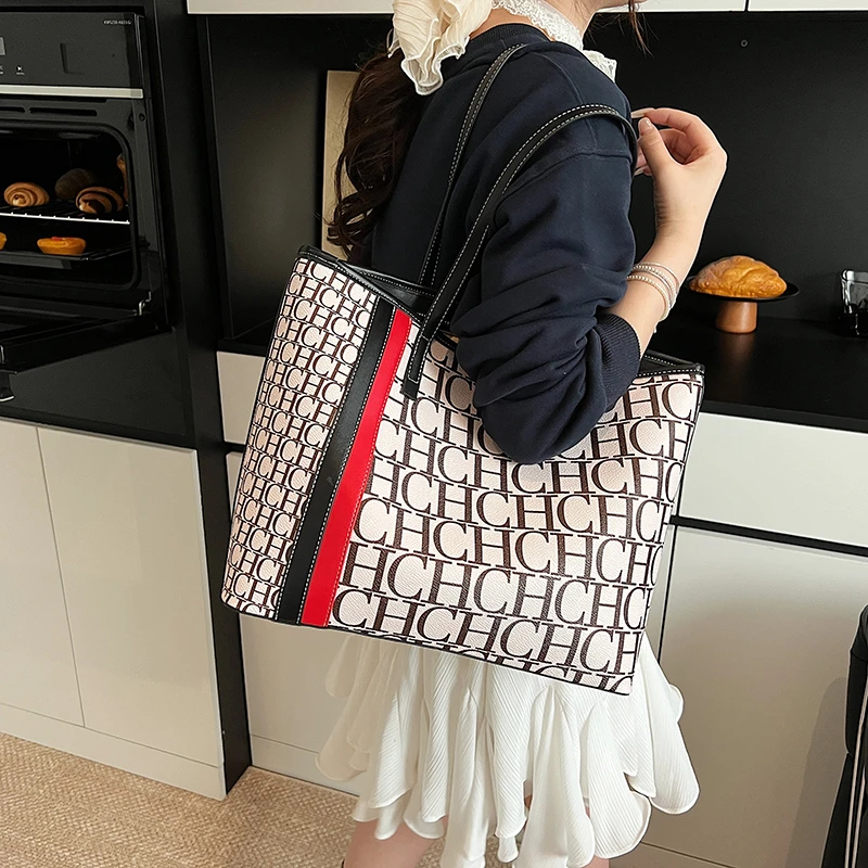 

Women's Trendy Quilted Bag for Outings with Friends with PU Material Glossy Texture Spacious Storage Magnetic Closure