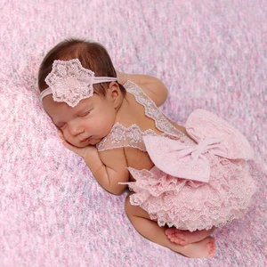 ملابس التصوير الفوتوغرافي لحديثي الولادة من Ylsteed ، بذلة من الدانتيل مع القوس الكبير وشريط الشعر ، السراويل الأزرق المعلقة ، بذلة لالتقاط الصور أعلى 6 بيع بذلة غرزة للأطفال - No4