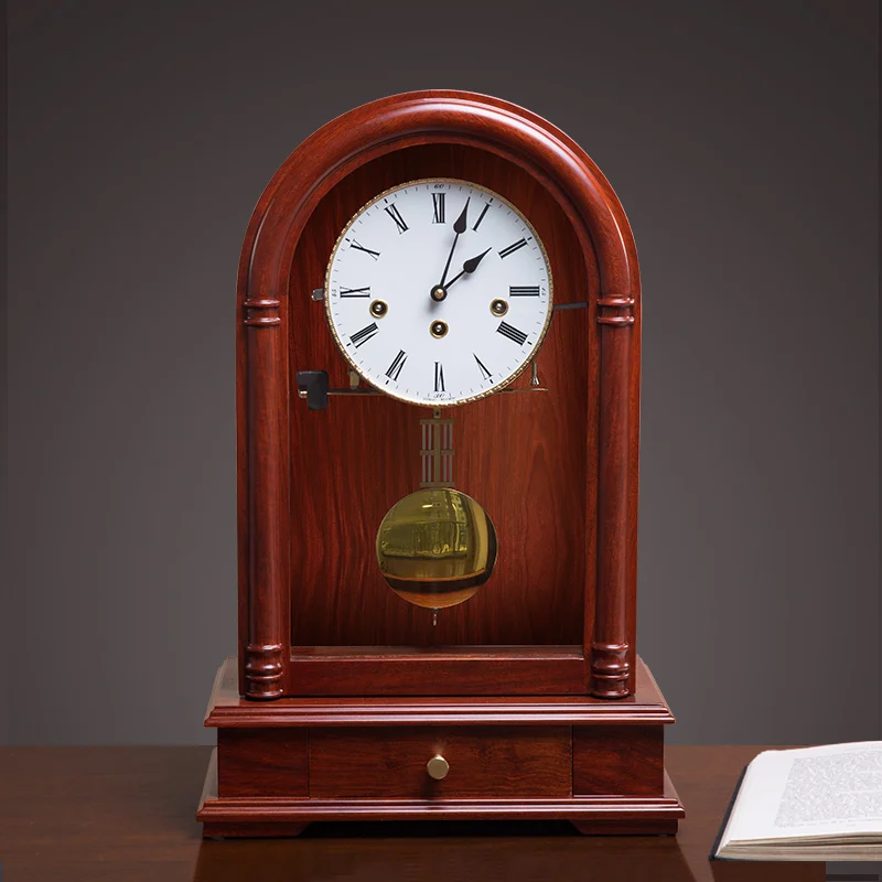 

European-style mechanical desk clocks are used in the living room to wind music time telling, table clocks, old-fashioned