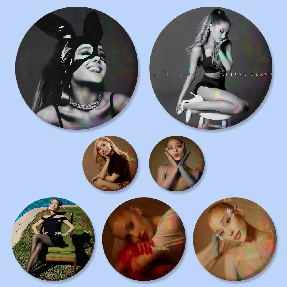 Insignias Redondas de Ariana Grande de 25, 32, 44, 58 y 75 mm para Cosplay, Decoración de Bolsos, Regalos para Fans, Coleccionistas y Amigos, Broche, Souvenir