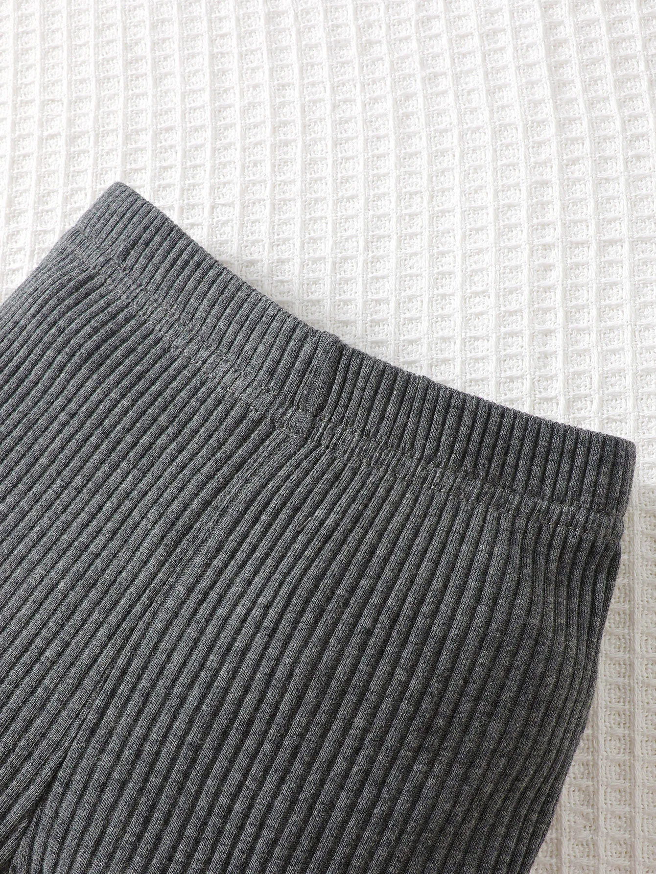 JOPGEEY Dreiteiliges Set aus einfarbigen, gestreiften, schlichten und lässigen Shorts für Babys im Sommer. – Detail 4