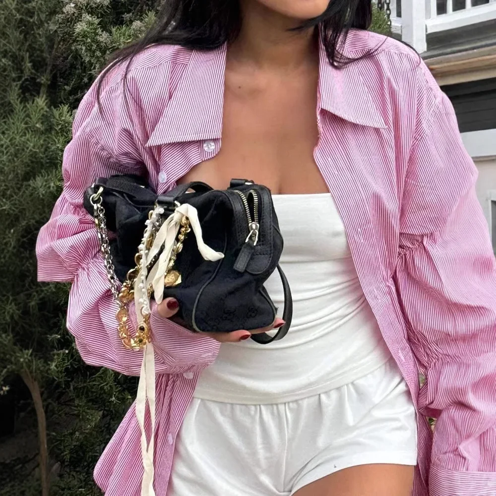 Camicetta aderente da donna primavera 2025 nuovo stile con maniche a pieghe e abito streetwear da donna con design a camicia