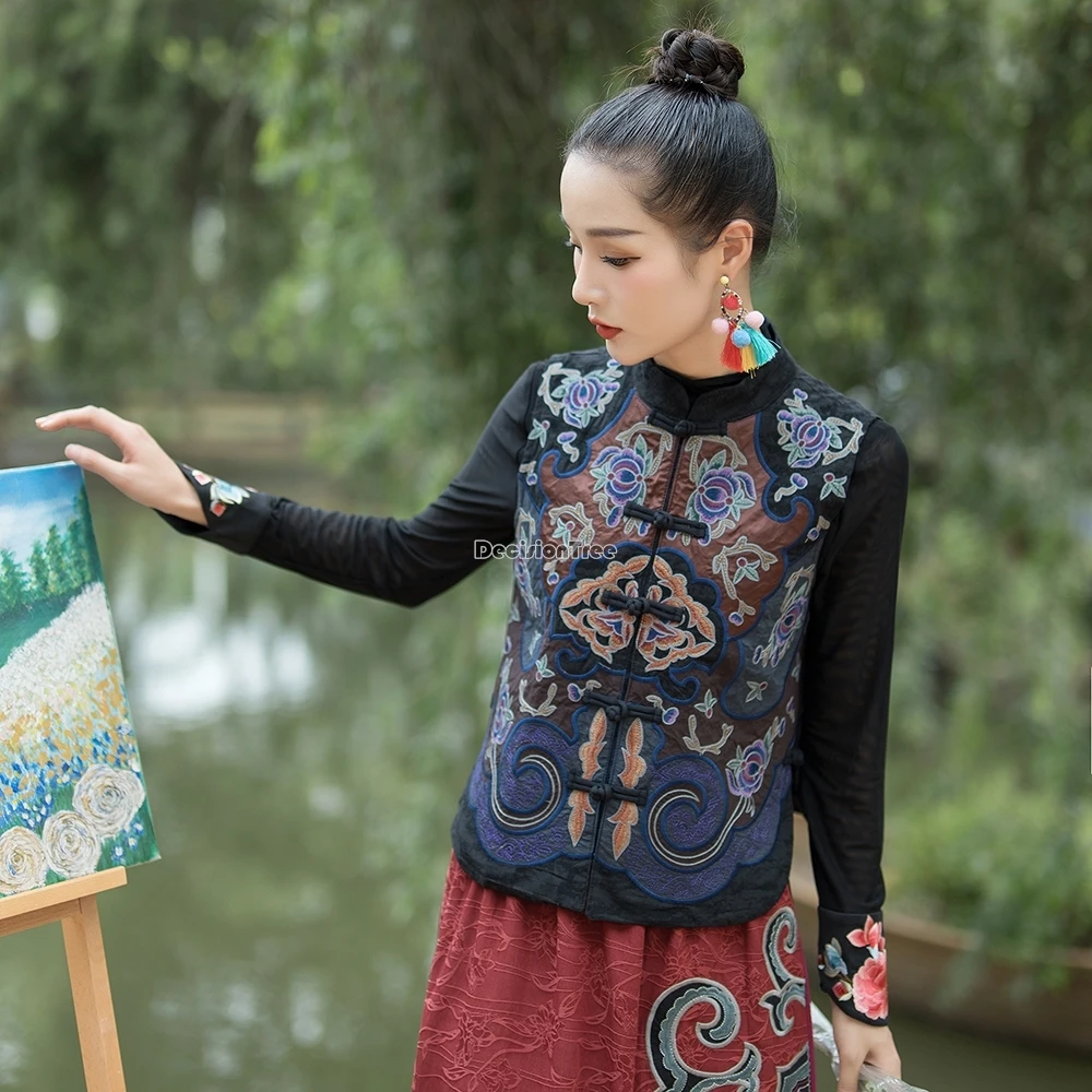 صدرية قصيرة مطرزة على الطراز العرقي الصيني الجديد لعام 2025 بدون أكمام وياقة واقفة سترة نسائية سميكة بتصميم عتيق T1