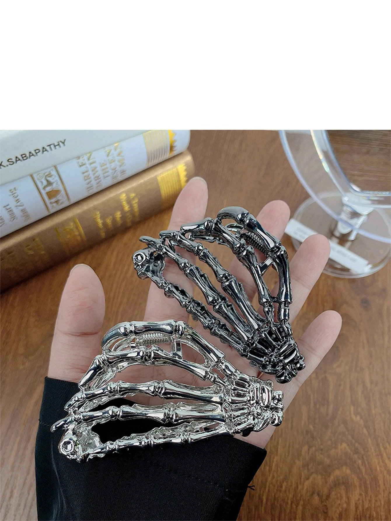 1pcs Halloween Skull Hand Shaped Hair Grab Clip Hair Bun Maker Trendy Hair Styling Accessories For girl And daily use Wear