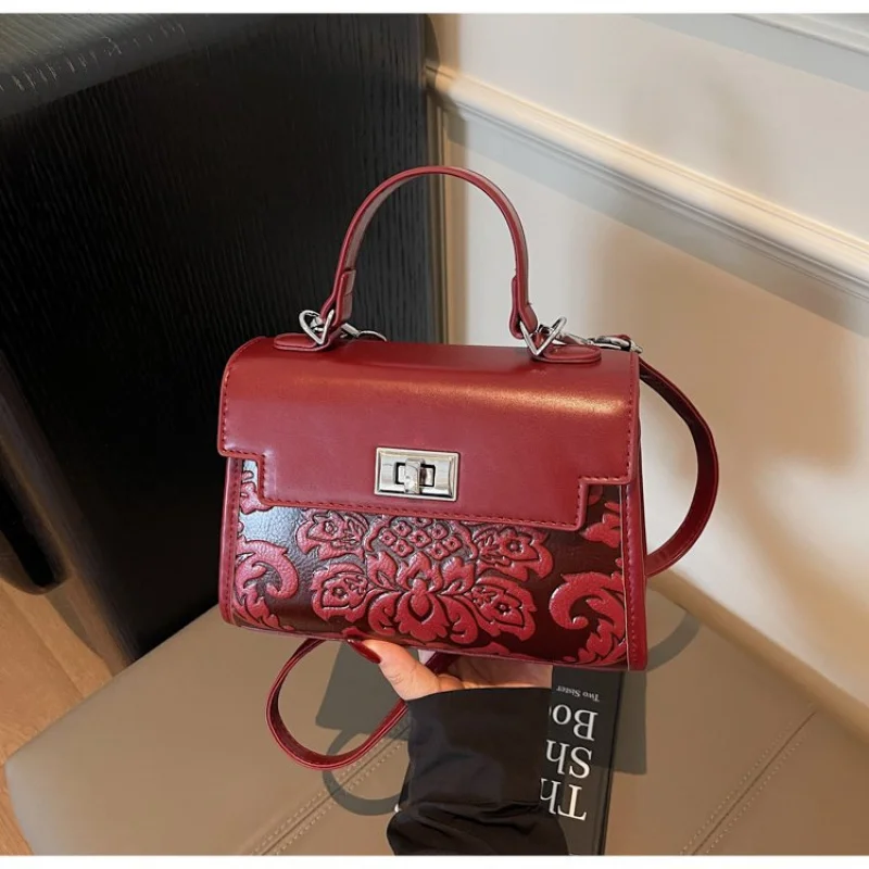 

Ladies Messenger Bag Made Of Fine Leather Boasting High-End Quality And Popular Classic Commuter Vintage Style​