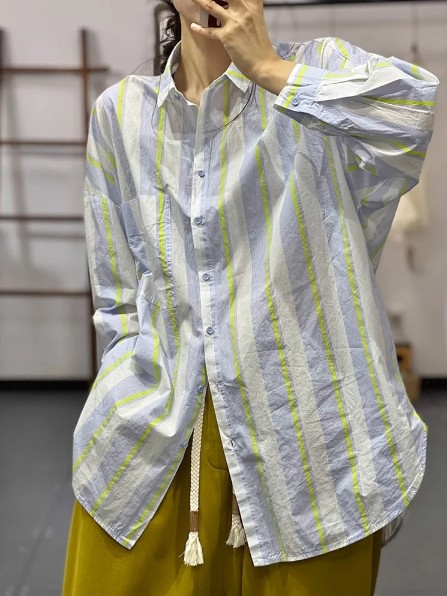 Damska koszula w japońskie paski, z bawełny i lnu, codzienna, długa, luźna, zapinana na guziki, o średniej długości.