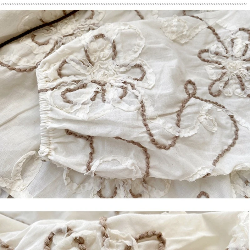 Vintage-Bluse aus Baumwolle mit Blumenstickerei, Kontrastkragen und Boho-Details, 2025, Herbst-Damen-Französischer Stil, elegantes Spitzenhemd