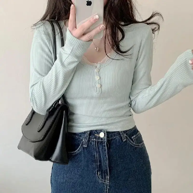 귀여운 슬림핏 긴팔 티셔츠 여성용 레이스 버튼 디테일 기타 소재 00% 여성 프리미엄 티셔츠