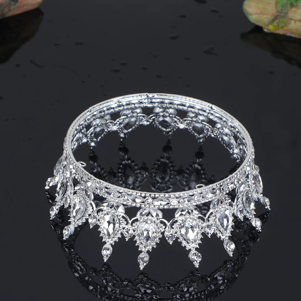 

Round Crystal Crown Elegant Vintage Luxury Crown Hair Headwear for Women Girls Silver Chic Wedding Party Hair