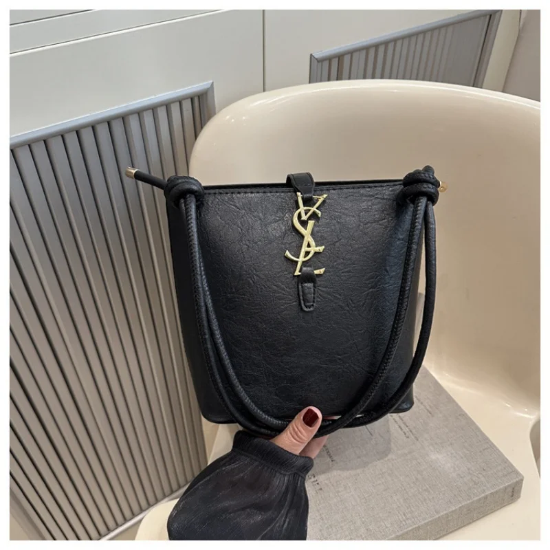 تصميم 2025 حقيبة يد كلاسيكية جديدة للتنقل اليومي العصري، تتميز به هيكلًا كبيرًا على شكل دلوًا.