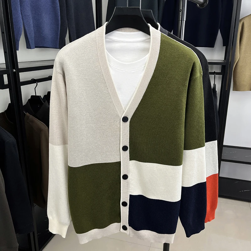 سترة رجالية محبوكة سترة كتلة اللون الخامس الرقبة زر أسفل الخريف الشتاء عارضة أزياء مريحة لينة الدافئة العصرية الرجال