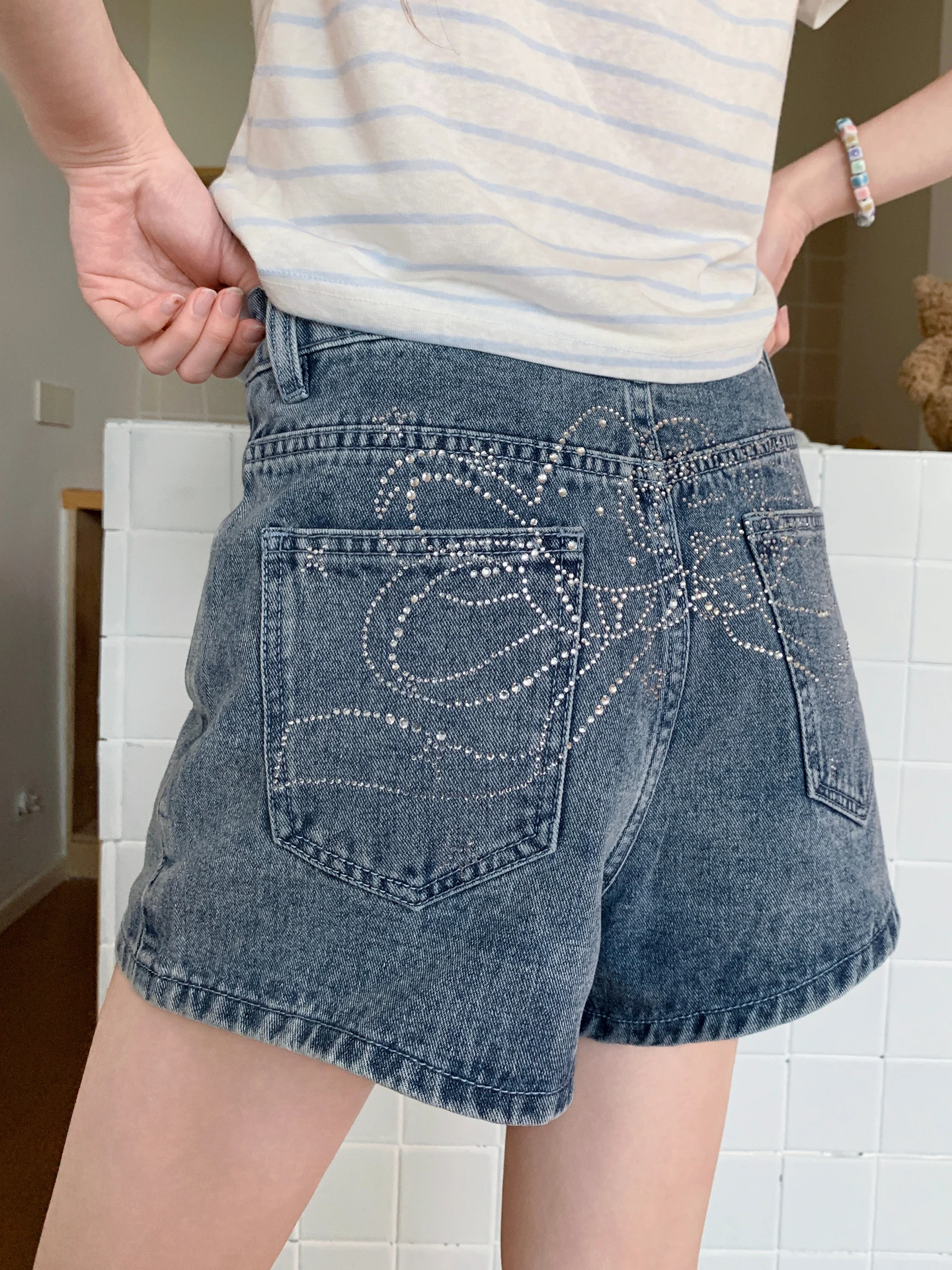 

Retro Washed High Waist Denim Shorts Women's Summer Fashion Diamond Studded Versatile Straight Leg No Stretch Blue Jeans