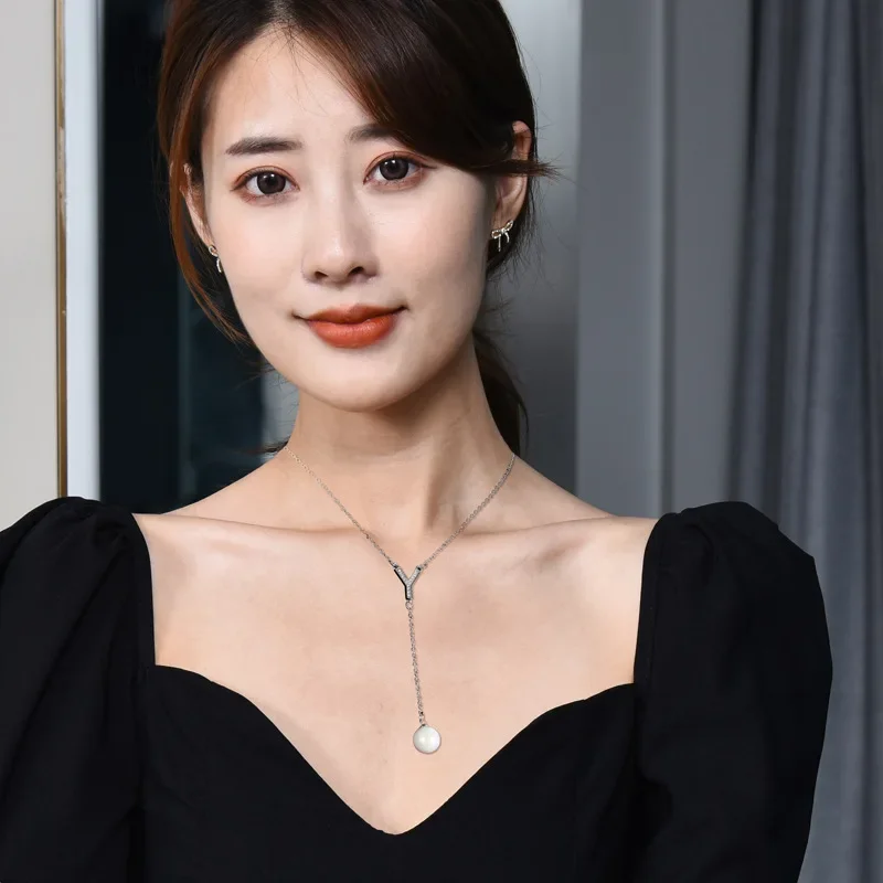 ファッショナブルなY字型パールネックレス、軽い高級感とニッチなデザインの女性用鎖骨チェーン