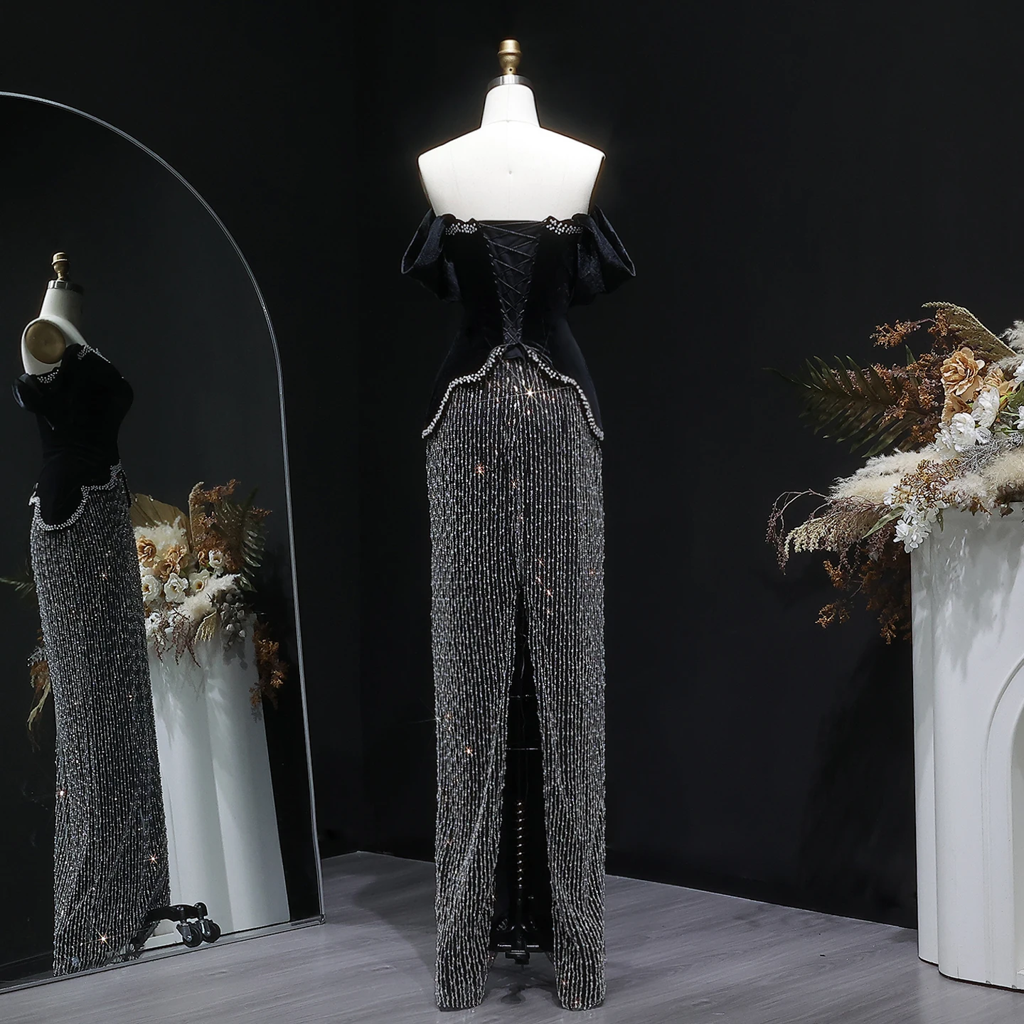 Sharon Said Dubai Luxuriöses Elegantes Schwarzes Schulterfreies Abendkleid mit Kristallen und Perlen für Hochzeitsfeier SS615 Maßanfertigung – Detail 7