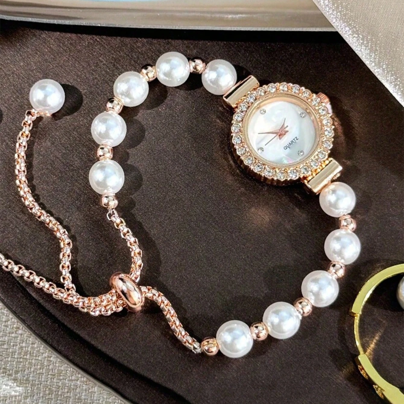 Ladies' white bead bracelet, compact and exquisite with diamond inlaid case, simple rhinestone dial, fashionable quartz watch