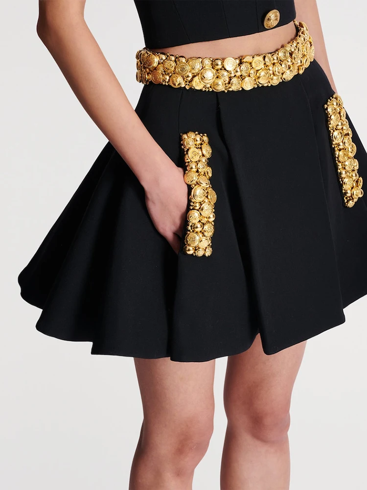 VC zwarte tweedelige set jurk met gouden knopen luxe crop top en hoge taille a-lijn rok outfit mode bijeenkomsten vakantiekleding