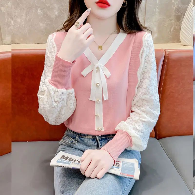 Xiaoxiangfeng Lace Patchwork V-neck Knitted Sweater for Women Slim Fit and Versatile Age Reducing Long Sleeved Short T-shirt