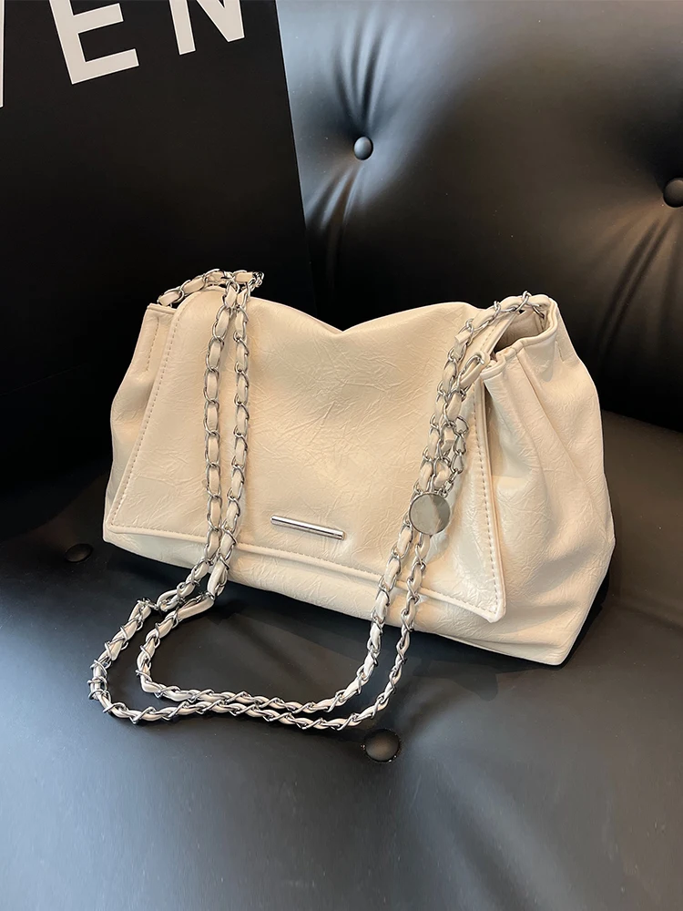

Large Capacity Ladies Shoulder Bag 2026 New Style British Fashion Commuter Chain Crossbody Bag Soft Handle Hard Ladies Bag
