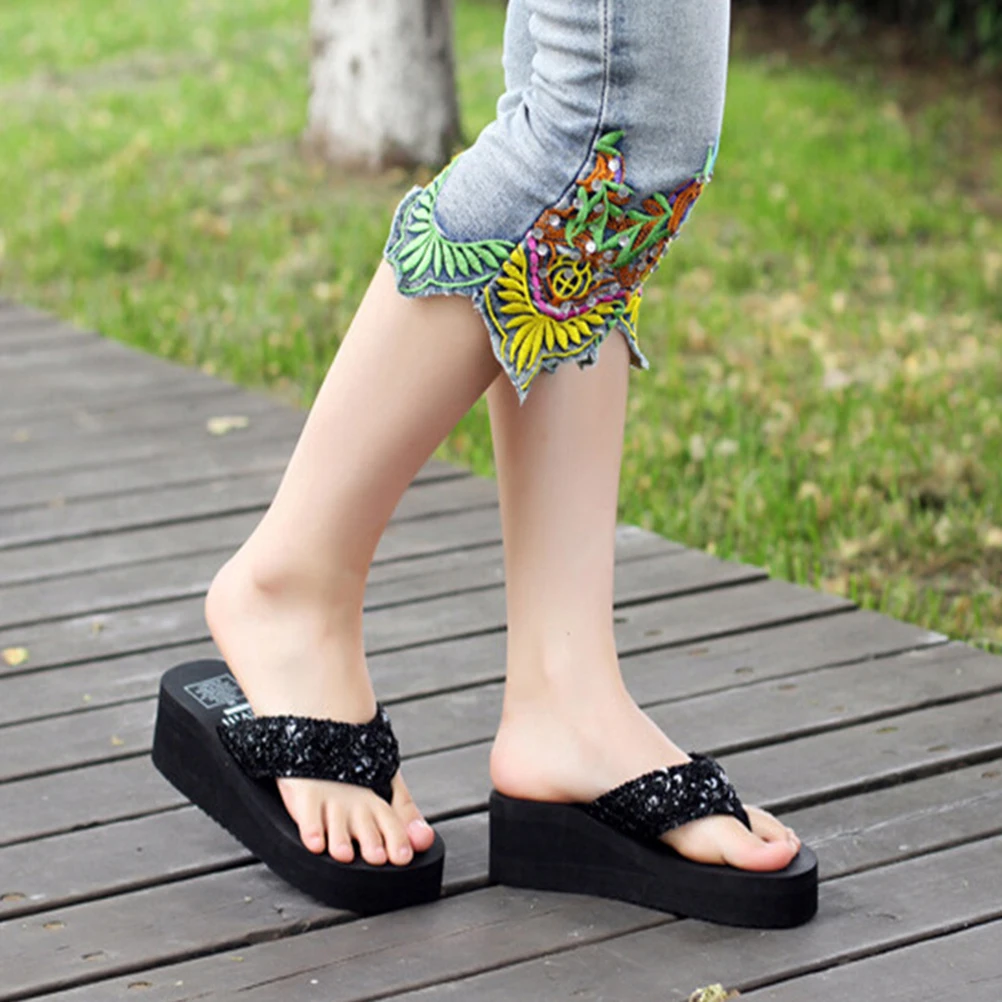 

Женские блестящие босоножки на платформе, блестящие сандалии-стринги, нескользящие шлепанцы на танкетке, большой размер 36, удобные повседневные сандалии с блестками