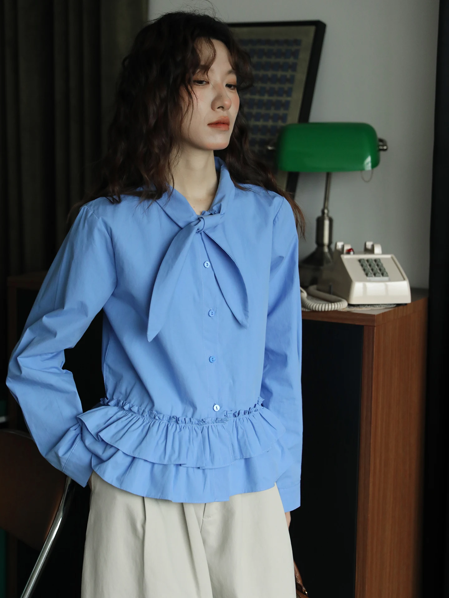 

Весенняя синяя винтажная женская блузка с длинным рукавом, свободного кроя, с эффектом омоложения, воротником-стойкой, оборками по низу и завязками, во французском стиле.