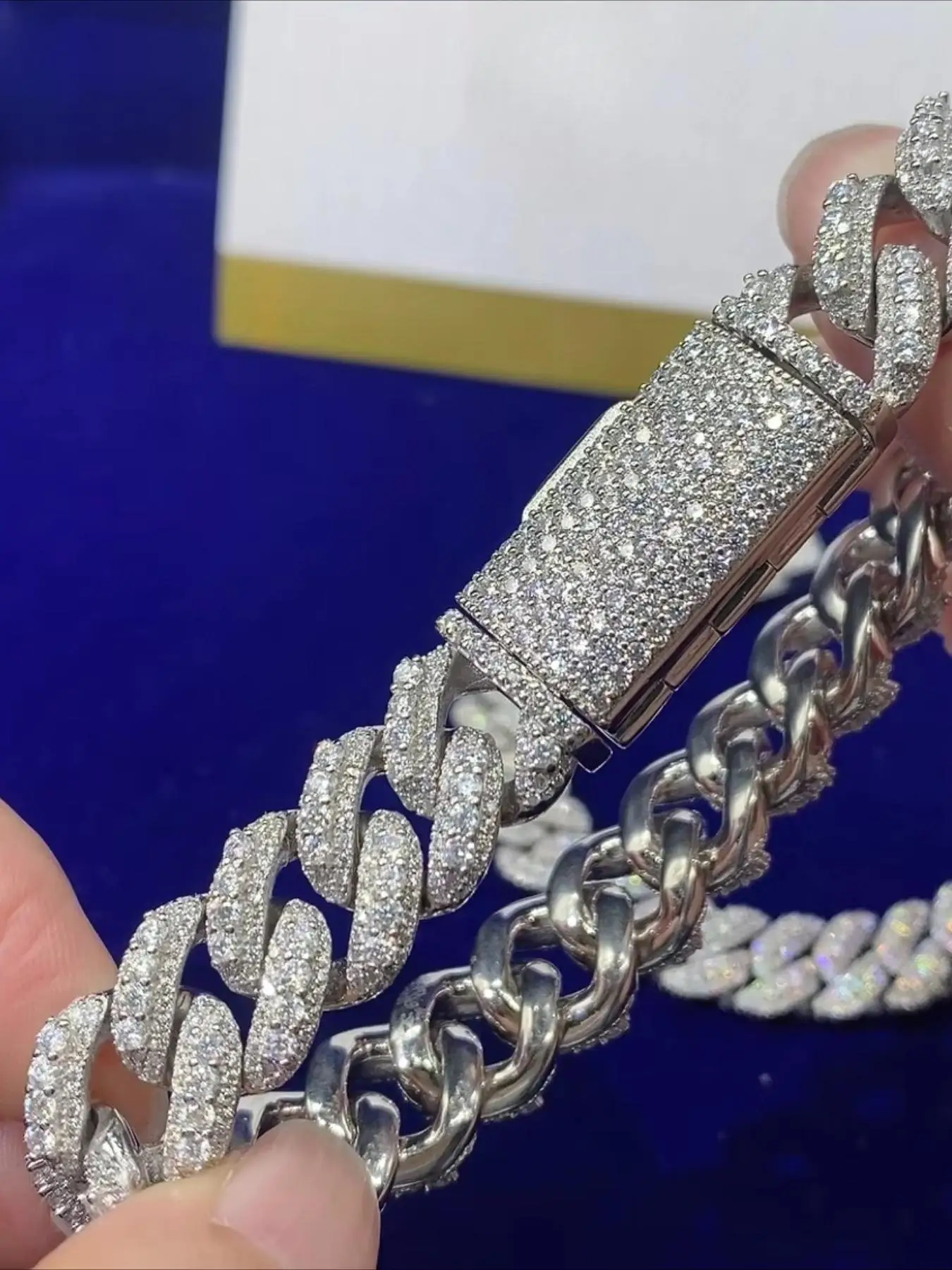 Luxury Big Diamond 18mm Cuban Chain Ice Out of Cuban Chain, Electroplated Gold-plated Process Texture Is Outstanding,