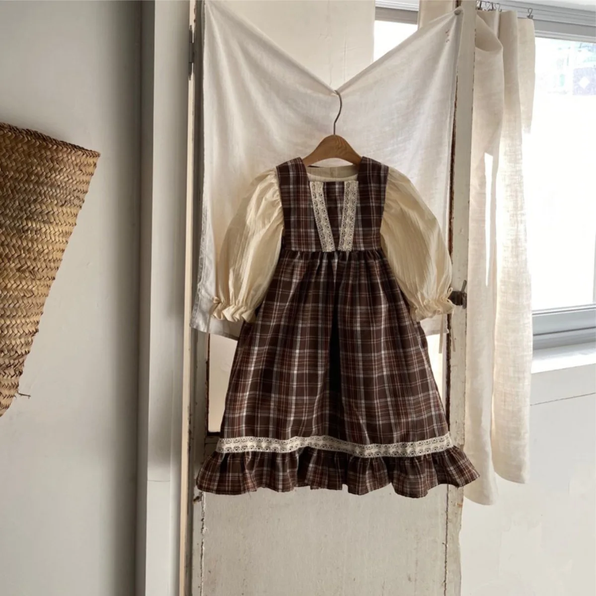 

Детское платье, новинка 2023 года, осенние милые платья на бретельках с принтом в полоску для маленьких девочек