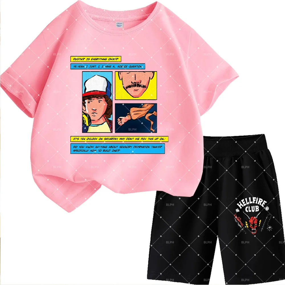 

Набор детских футболок в стиле сериала «Очень странные дела» с дизайном «Научные вопросы Дастина», идеально подходит для юных фанатов.