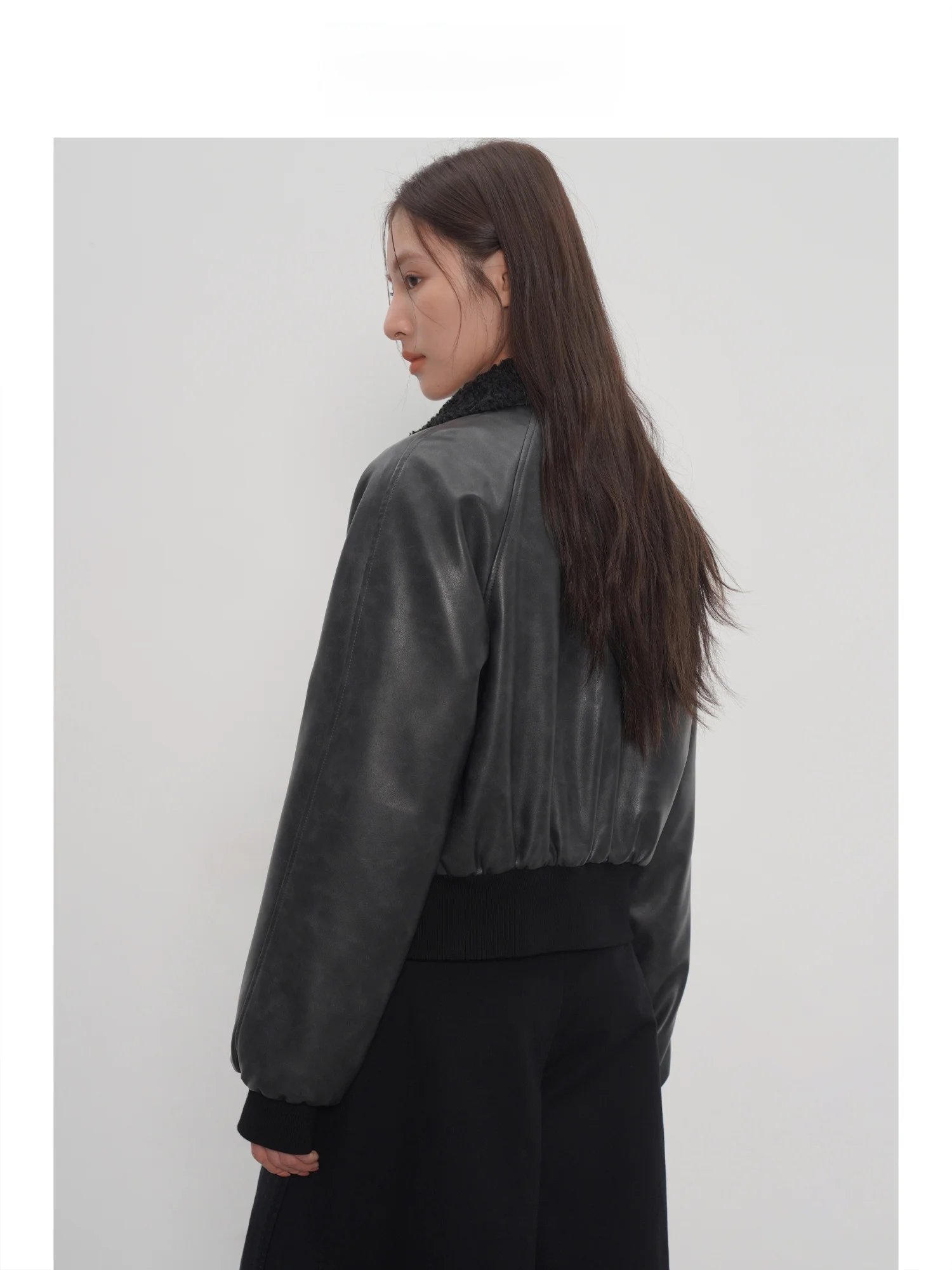 EIGHTHMONTH 黒フリース裏地ショートレザージャケット女性のルーズフィットカジュアルスタイル秋冬新着 PU レザーコート