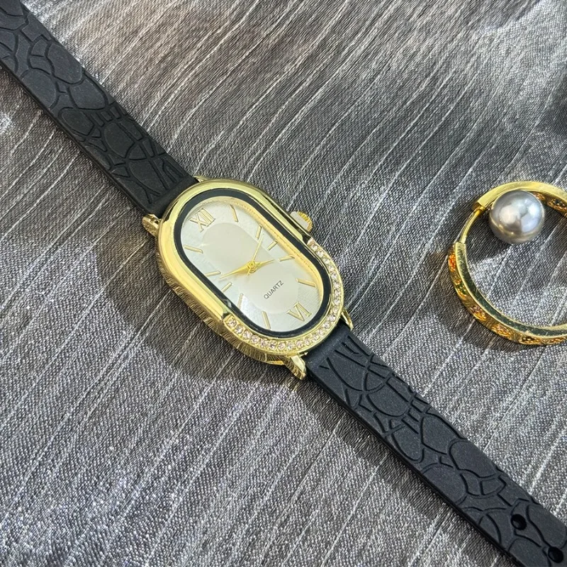 Jam Tangan Wanita Temperamen Fashion Jam Tangan Kuarsa Tali Silikon Dial Oval Bertatahkan Berlian Mewah Jam Tangan Wanita Relogio Feminino