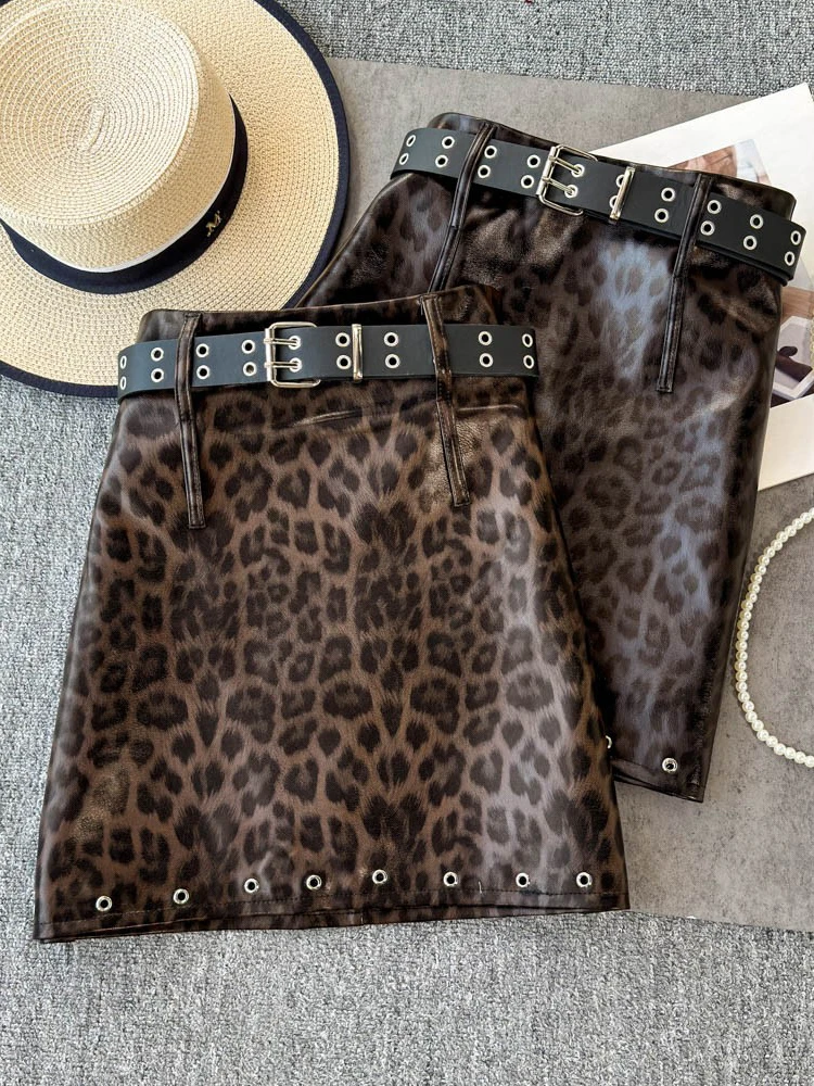 Foamlina Falda corta de cuero PU con estampado de leopardo americano para mujer otoño 2024 nueva falda envolvente de cuero adelgazante de cintura alta