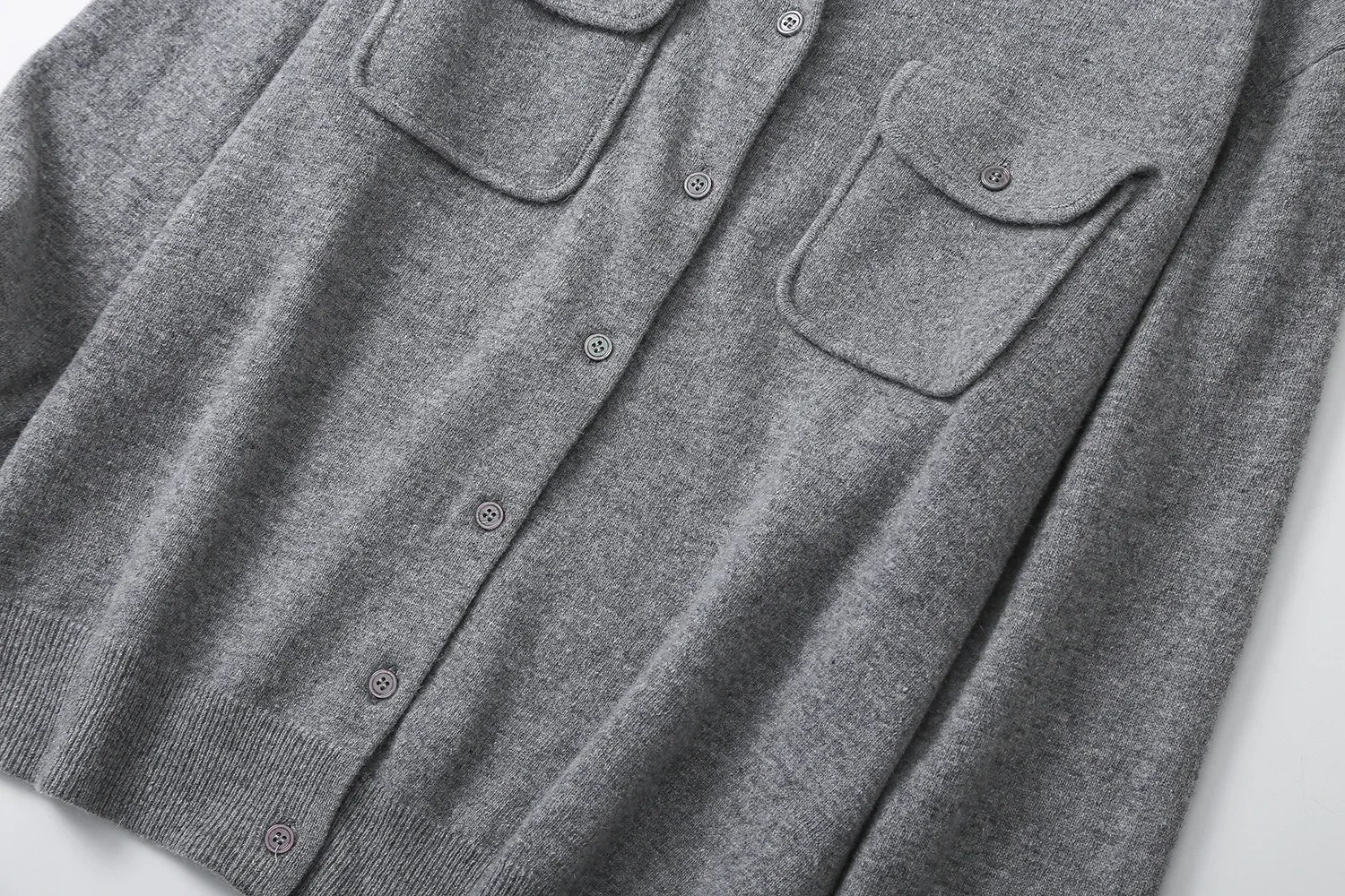 Traje etéreo 2025 massdutt invierno nuevo estilo de estilo minimalista y elegante chaqueta corta de punto con cuello redondo gris trueno