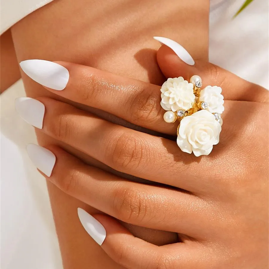 2022 New Elegant White Resin Camellia Rings For Woman Korean Fashion Flower Jewelry Party Girl\'s Sweet Rings Accessories