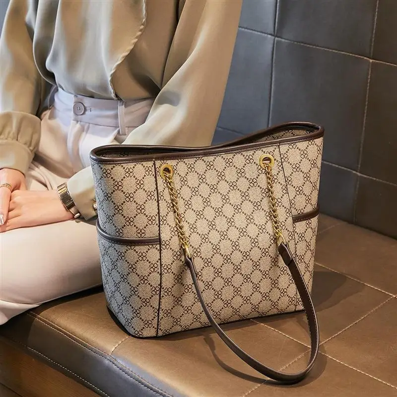 

Faionable Retro Printed Tote Bag Ele Chain Handbag oulder Bag for Women Soft PVC Material Magnetic Bule Closure