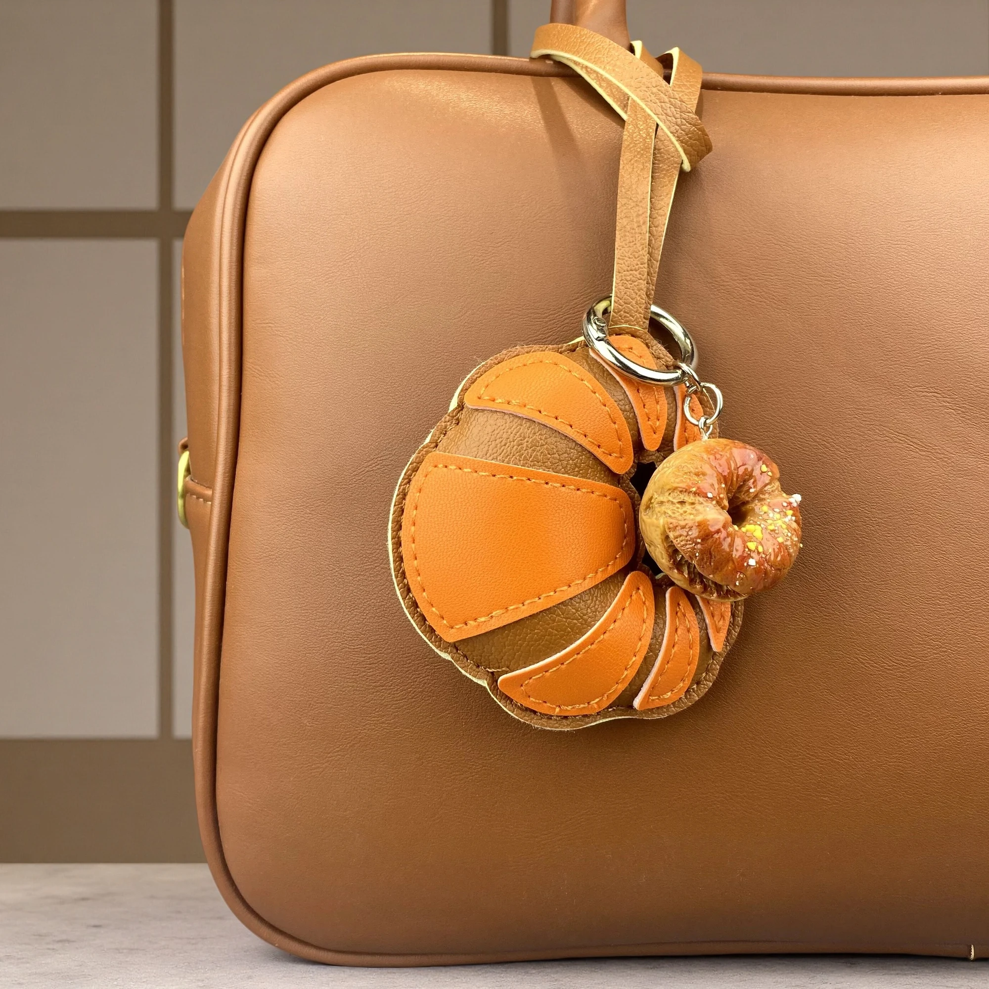 Handmade PU Leather Croissant Bag Charm with Mini Resin Pretzel Pendant, Realistic Food Keychain, Cute Miniature Food Gift