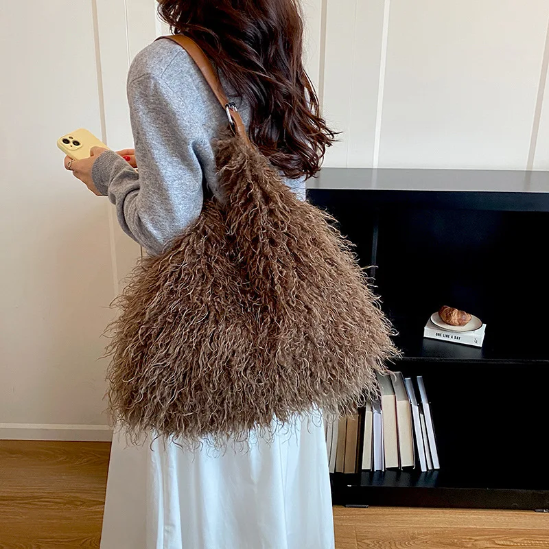 Winter New Imitation Beach Wool Tote Bag Large Capacity Women Faux Fur Shoulder Underarm Bag Korean Style Plush Commuting Bag