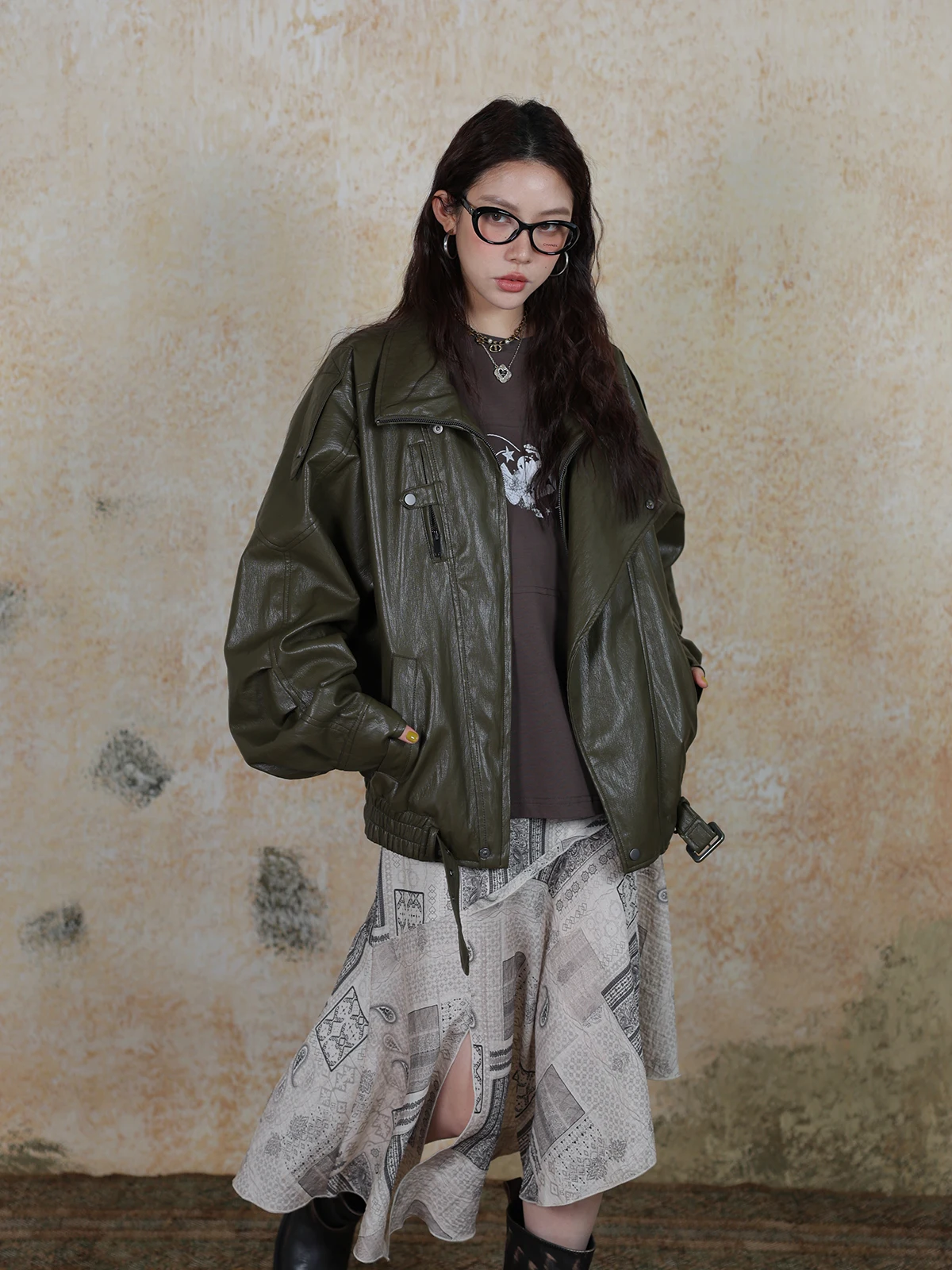 

Loose Fit Retro Green Pickled Cabbage Leather Jacket Women's Spring Design Sense Long Sleeve Zipper Closure PU Leather Coat