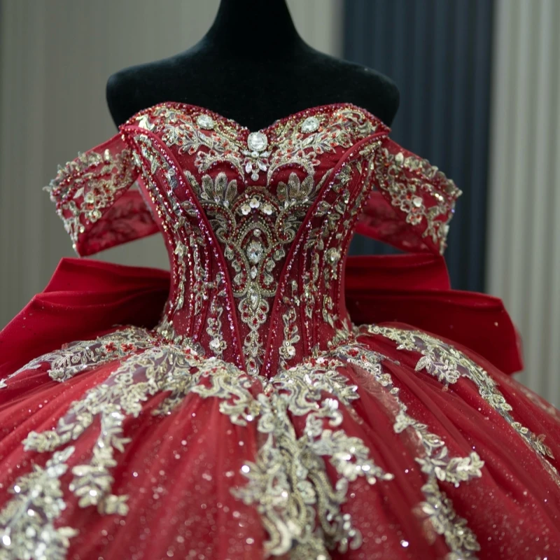 赤い光沢のあるプリンセス風オフショルダーのスイート16ドレス、キンセアニェーラドレス、アップリケレース、ビーズ、ボウ、チュール、パーティー、誕生日、ベスティドス15