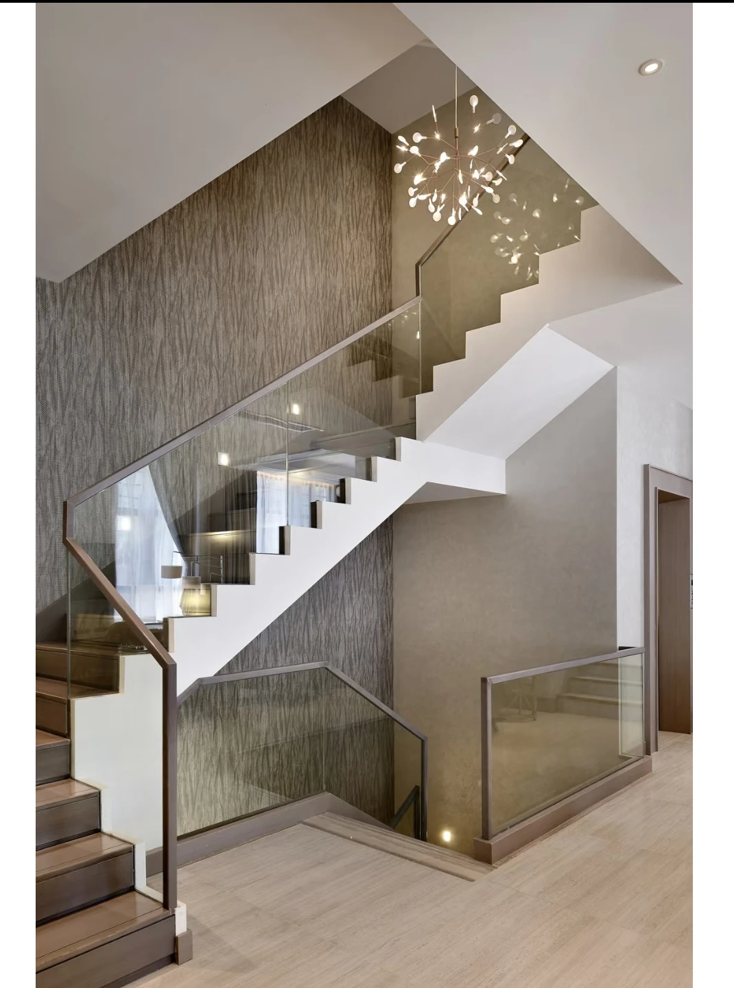 맞춤형 내구성 있는 플로팅 계단 키트 설치가 쉬운 나무 유리 계단 거실 식당 호텔 빌라 산업용