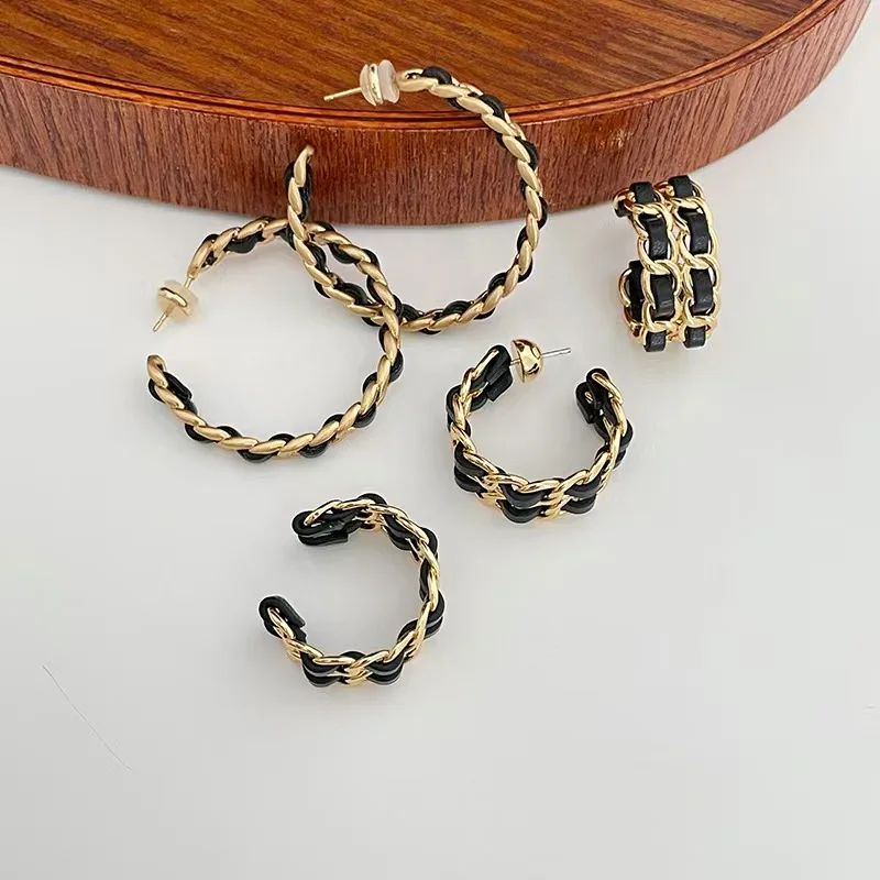 

CC Style Black Lambskin Leather Ear Hoop C Shape Knitted Gold Circle Huggie Earrings French Chic Winter Accessories Ins Jewelry
