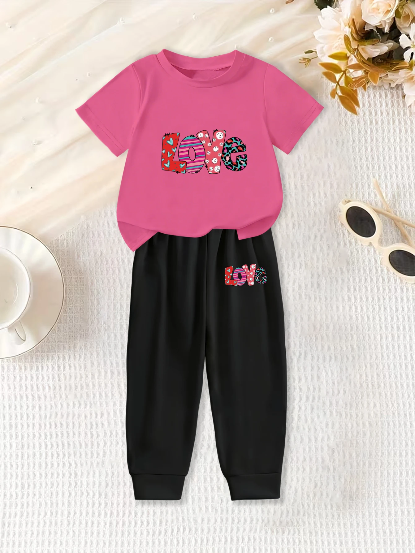 

Комплект из 2 предметов: летняя футболка и шорты с английским мультяшным принтом для девочек на День святого Валентина