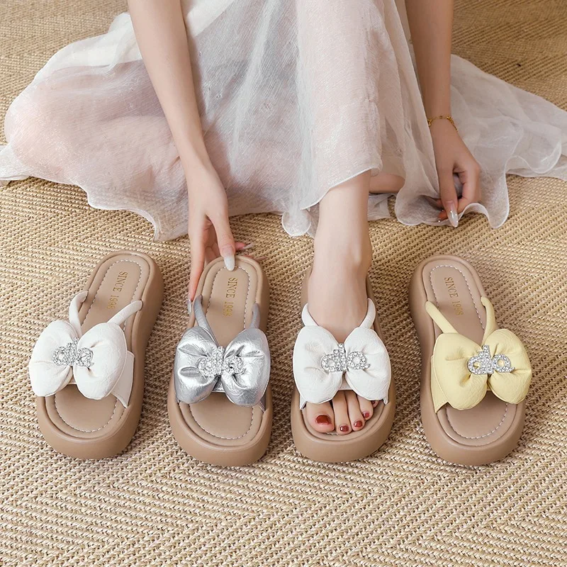 

Летние женские шлепанцы 2026: Новая модная коллекция, удобные туфли на платформе, высокие каблуки, повседневные, с цветочным узором, для пляжа и отдыха на природе