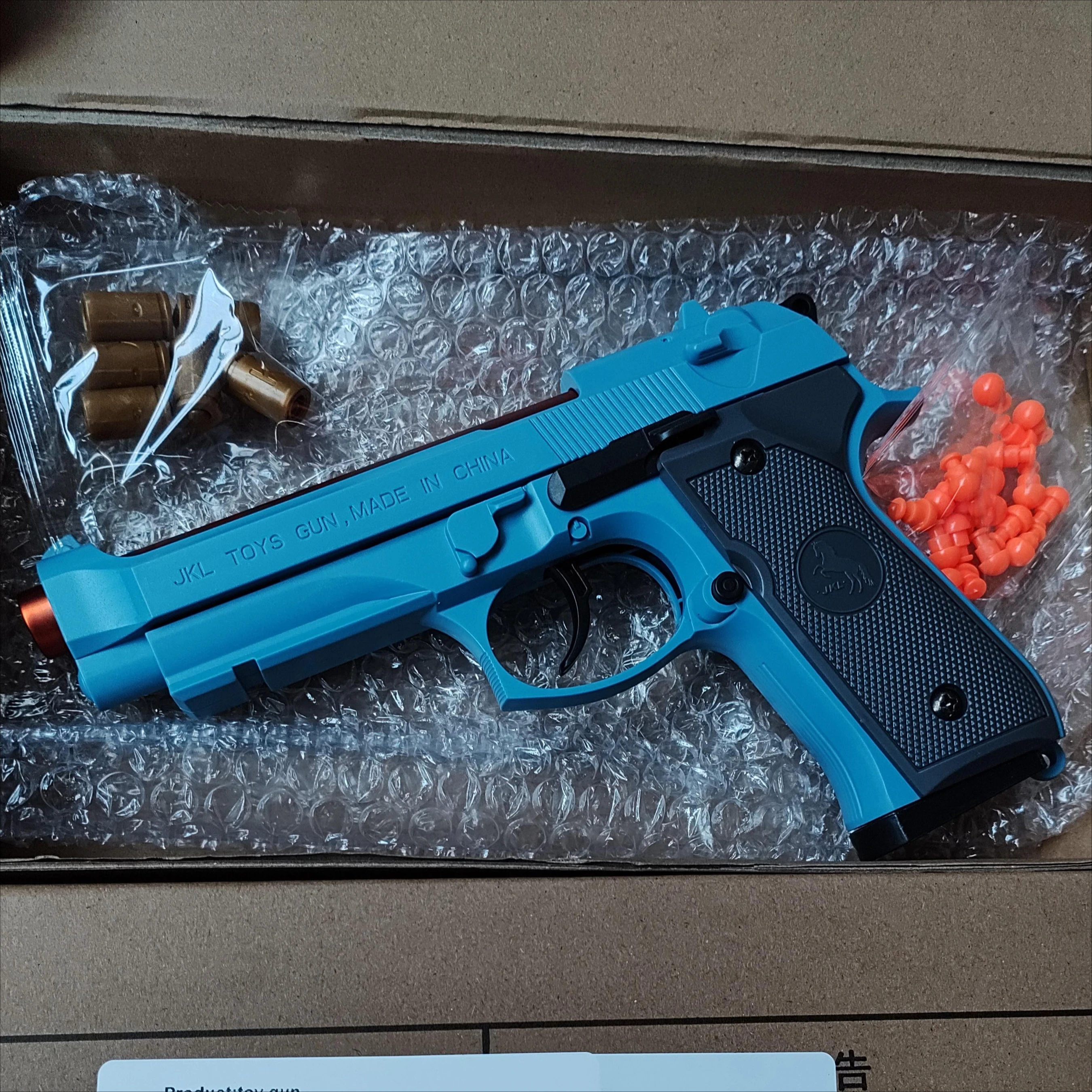 Tiro continuo Pistola giocattolo M9A3 Pistola softair Shell Espulsione Vuoto Appeso Lanciatore Giochi all'aperto Regalo di Natale per ragazzi Adulti