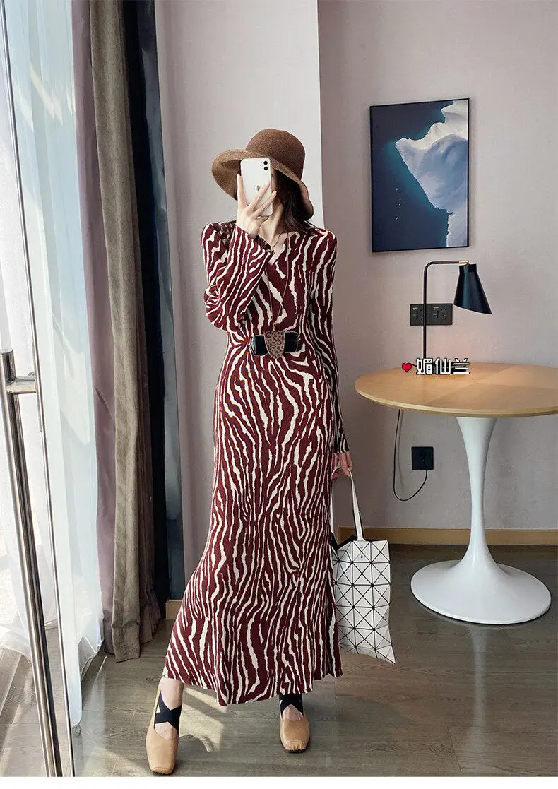 

HOT SELLING Miyake fold solid the dress fashion V-NECK LONG SLEEVE Fashionable solid color LOOSE dresses IN STOCK