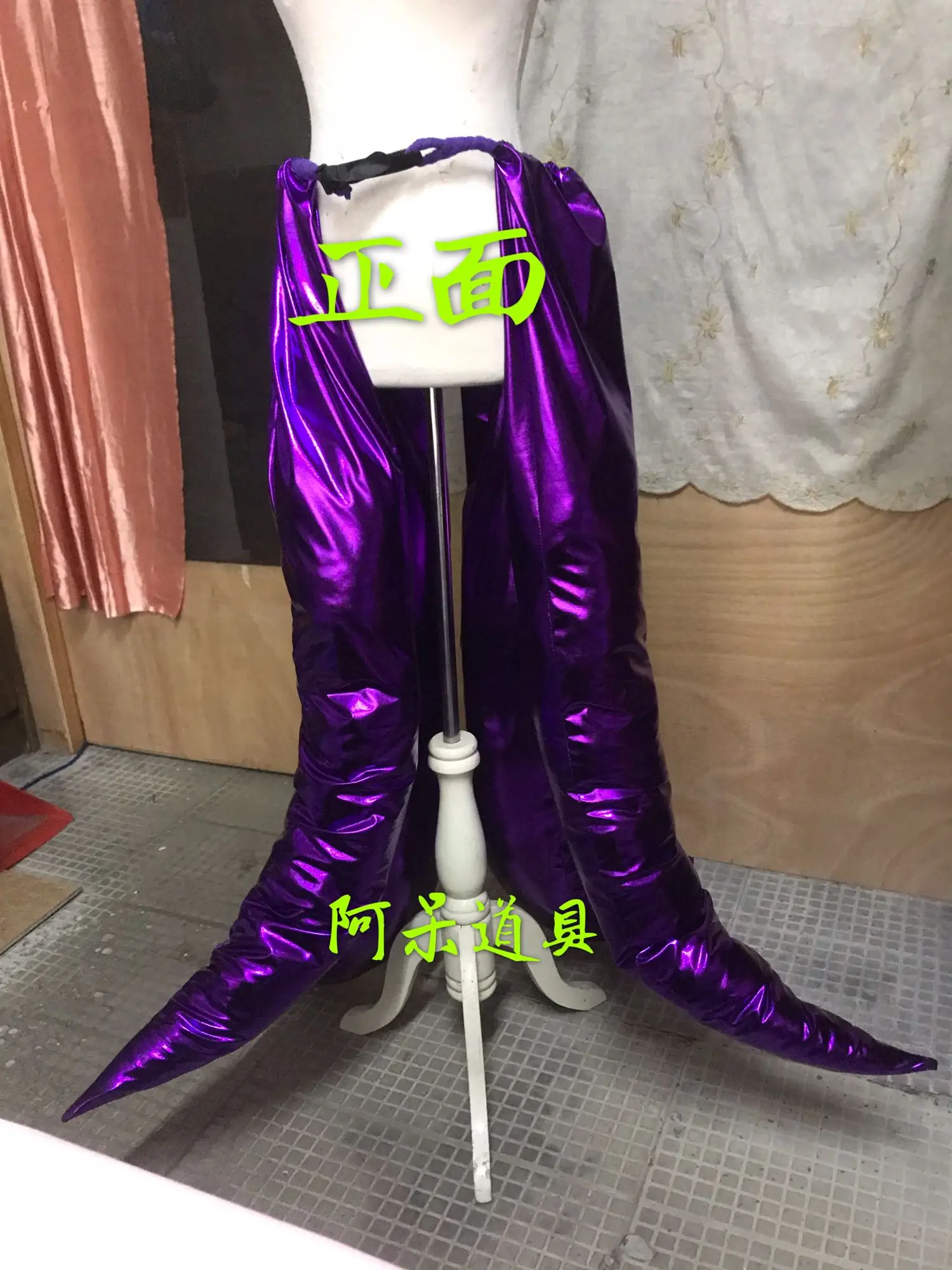 

Игровая идентичность VGreat Old One The Feaster Hastur Глубокий фиолетовый хвост Косплей Опора Персонаж Хэллоуин Рождественская вечеринка Аксессуары